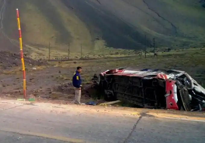 Tragedia en Mendoza: Dos micros chocaron y hay muertos