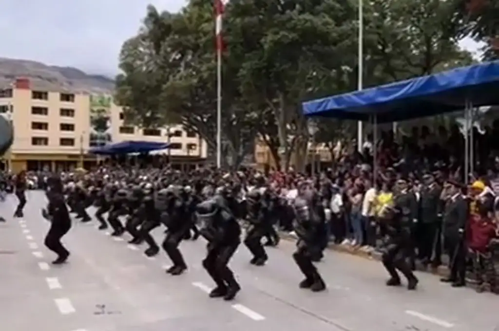Los efectivos realizaron un baile coordinado de la canción “Oye Mujer”.