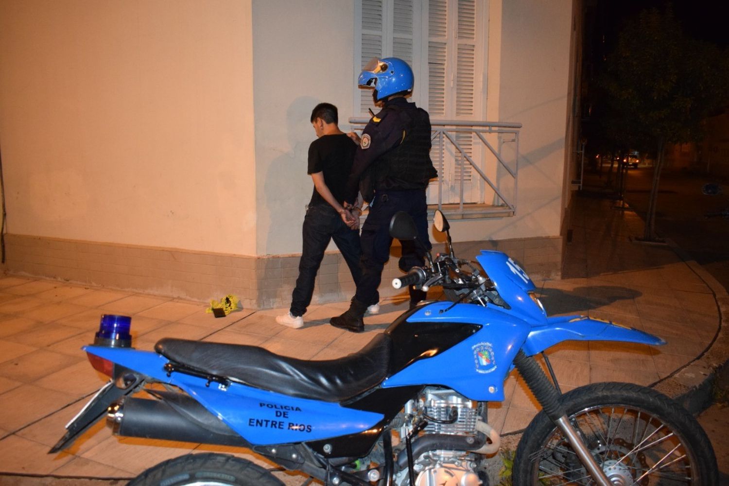 Detienen a un delincuente que le arrebató el teléfono a una joven