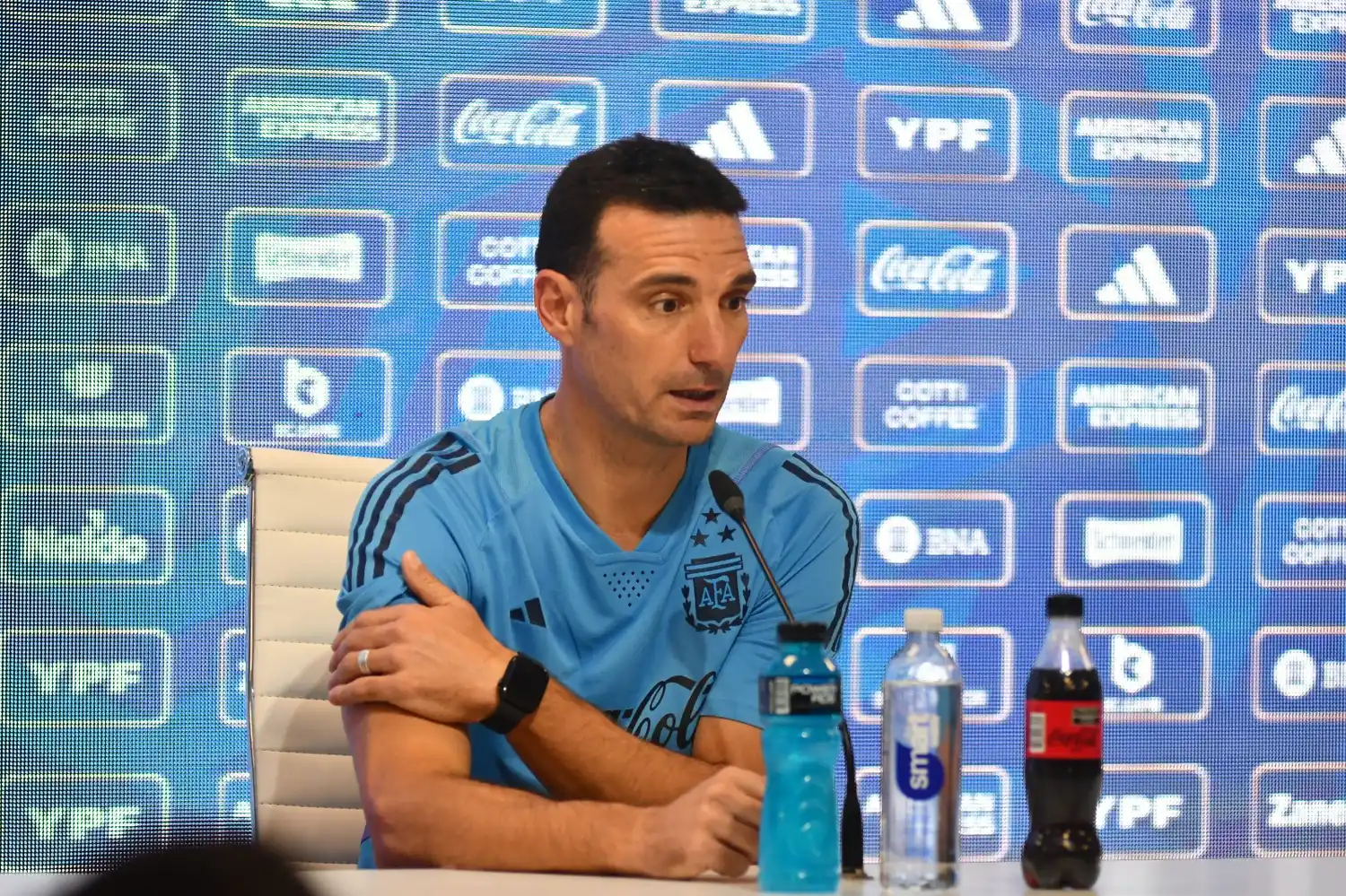 Sorpresa en los jugadores de la Selección y enojo de los directivos por la posible salida de Scaloni