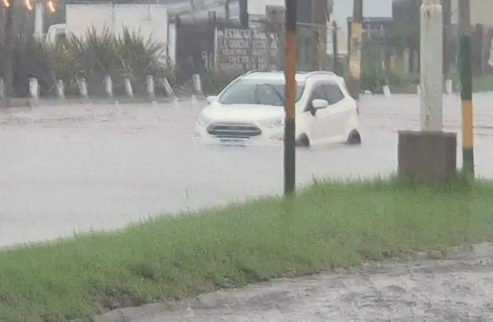 En la zona sur de Mar del Plata se registra calles anegadas y dificultades para transitar.