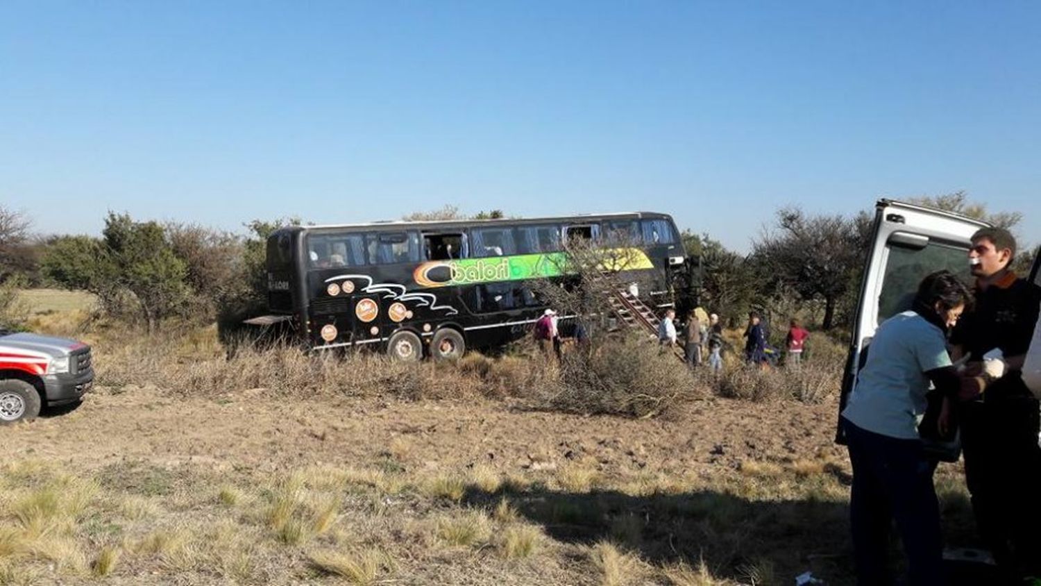 Un micro en el que viajaban jubilados se desvió hacia la banquina sin volcar