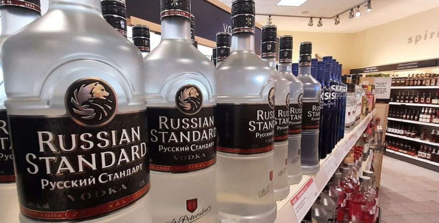 Licorerías de EEUU y Canadá dejarán de vender vodka ruso