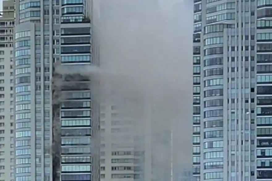 Terrible incendio en un edificio de 30 pisos en Puerto Madero