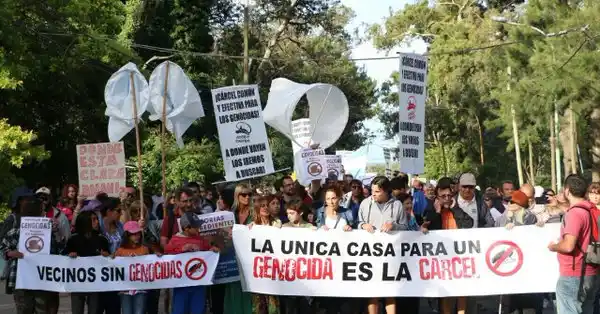 Mar del Plata: Continúan las manifestaciones contra el genocida Miguel Etchecolatz, que goza de la domiciliaria