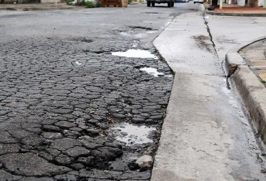 Vecinos de Arenales y Payró reclaman respuestas por el estado de deterioro de la calle