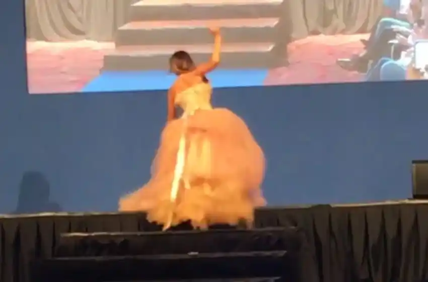 El blooper de Karina Jelinek durante un desfile: tropezó y quedó en el piso