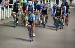 Ciclismo. un pedalista hospitalizado tras una caída masiva