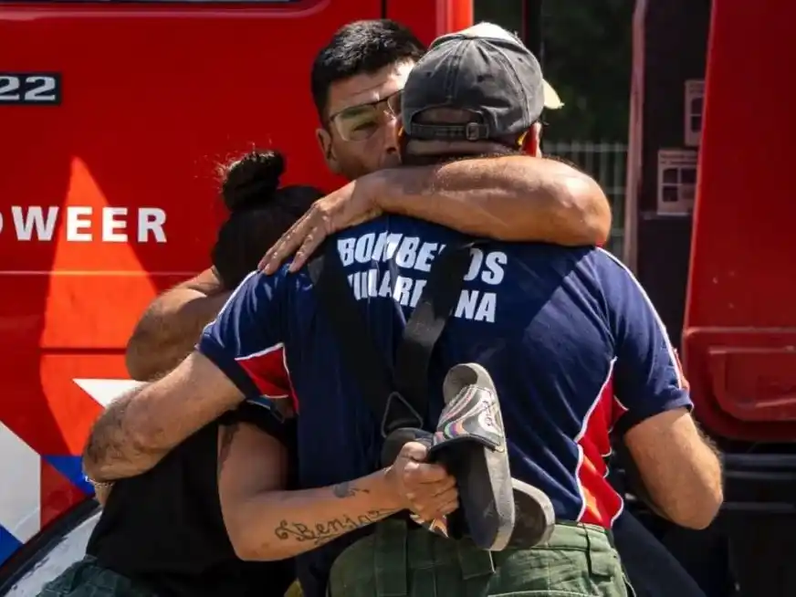 Un pueblo despide emocionado a sus héroes: los bomberos y colaboradores