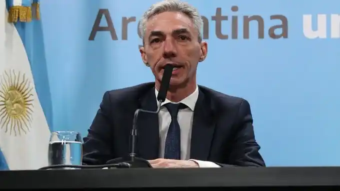 Desde el jueves 19 a la medianoche suspenden trenes y colectivos de larga distancia y aviones en todo el país