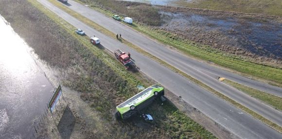 Tragedia en La Madrid: ya son 5 los muertos por el micro que volcó, que aseguran, debía ser reemplazado una parada antes