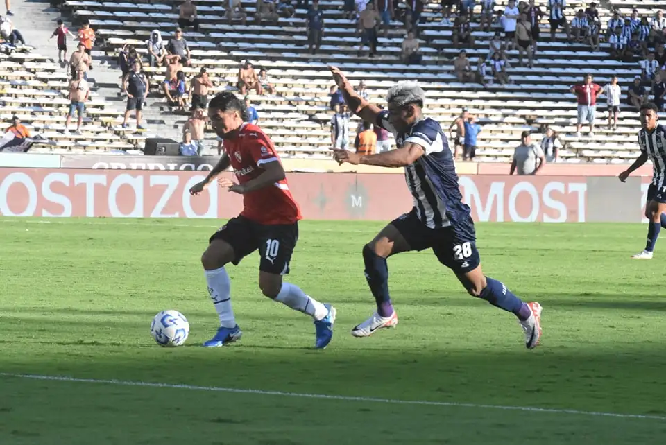 Cabral, rumbo al gol tras dejar atrás a Portillo.