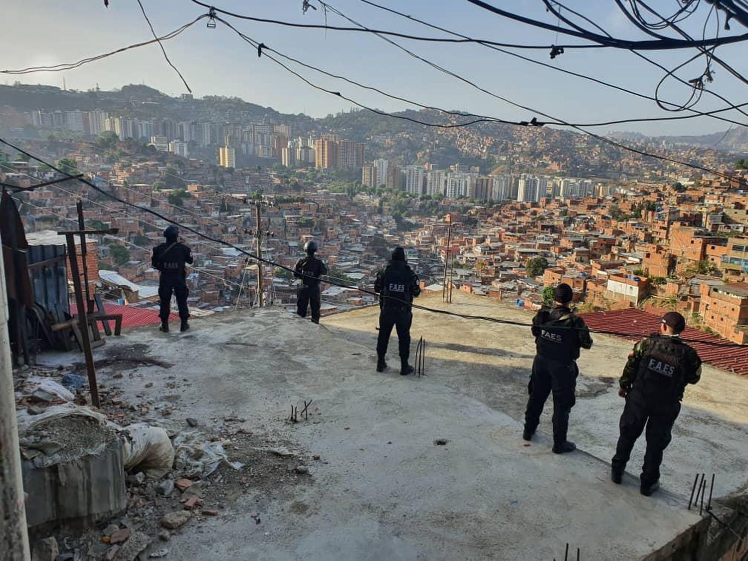 ¡NO PERTENECE A EL WILEXIS! Tiroteo en Petare deja un muerto y un policía herido
