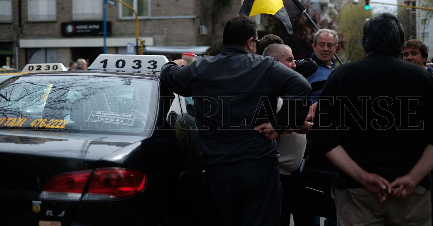 Taxis y remises pararon frente al Municipio para pedir por más controles