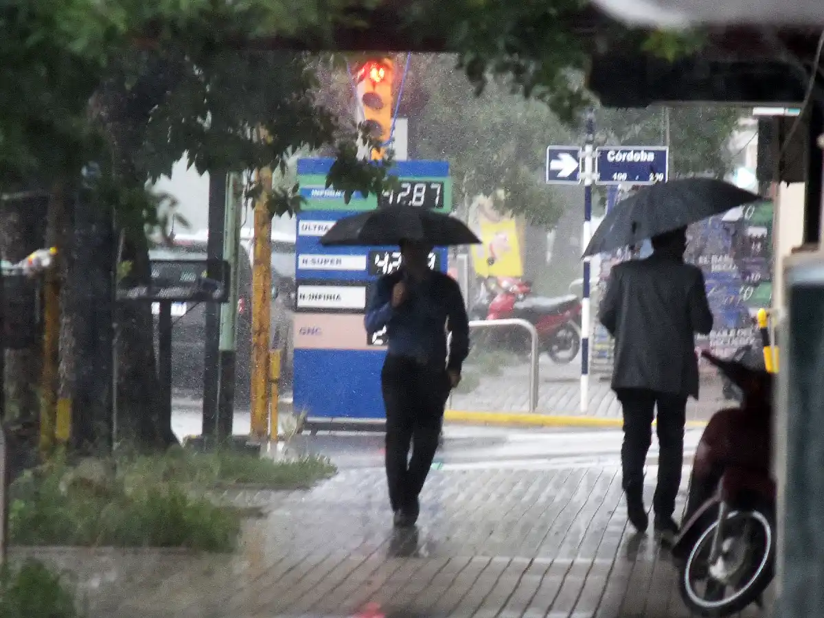 Recomiendan quitar objetos de balcones y no tocar columnas de alumbrado 