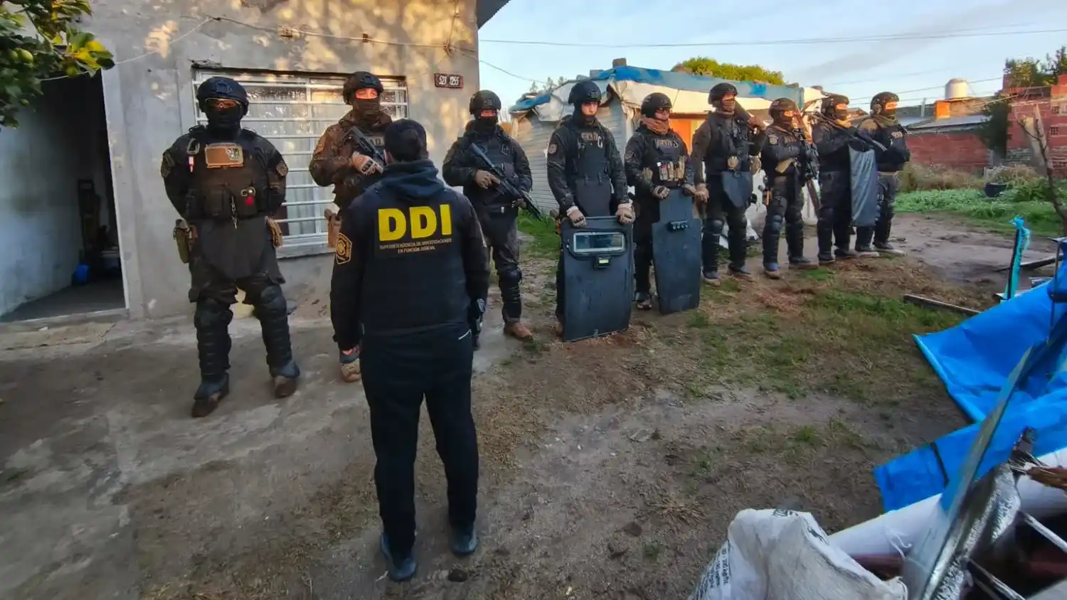 Frente al inmueble allanado esta mañana en Quequén, donde se detuvo a un sujeto con pedido de captura de la Justicia local