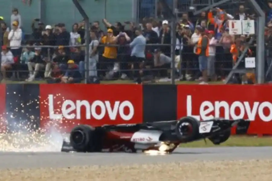 Imágenes impactantes | Tremendo choque con varios vuelcos en el inicio de la carrera de Fórmula 1