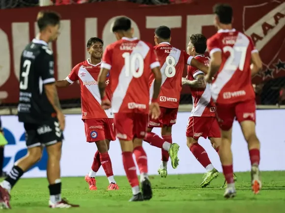 Argentinos Juniors recibe a Barracas con la mira puesta en el segundo puesto de la Zona A
