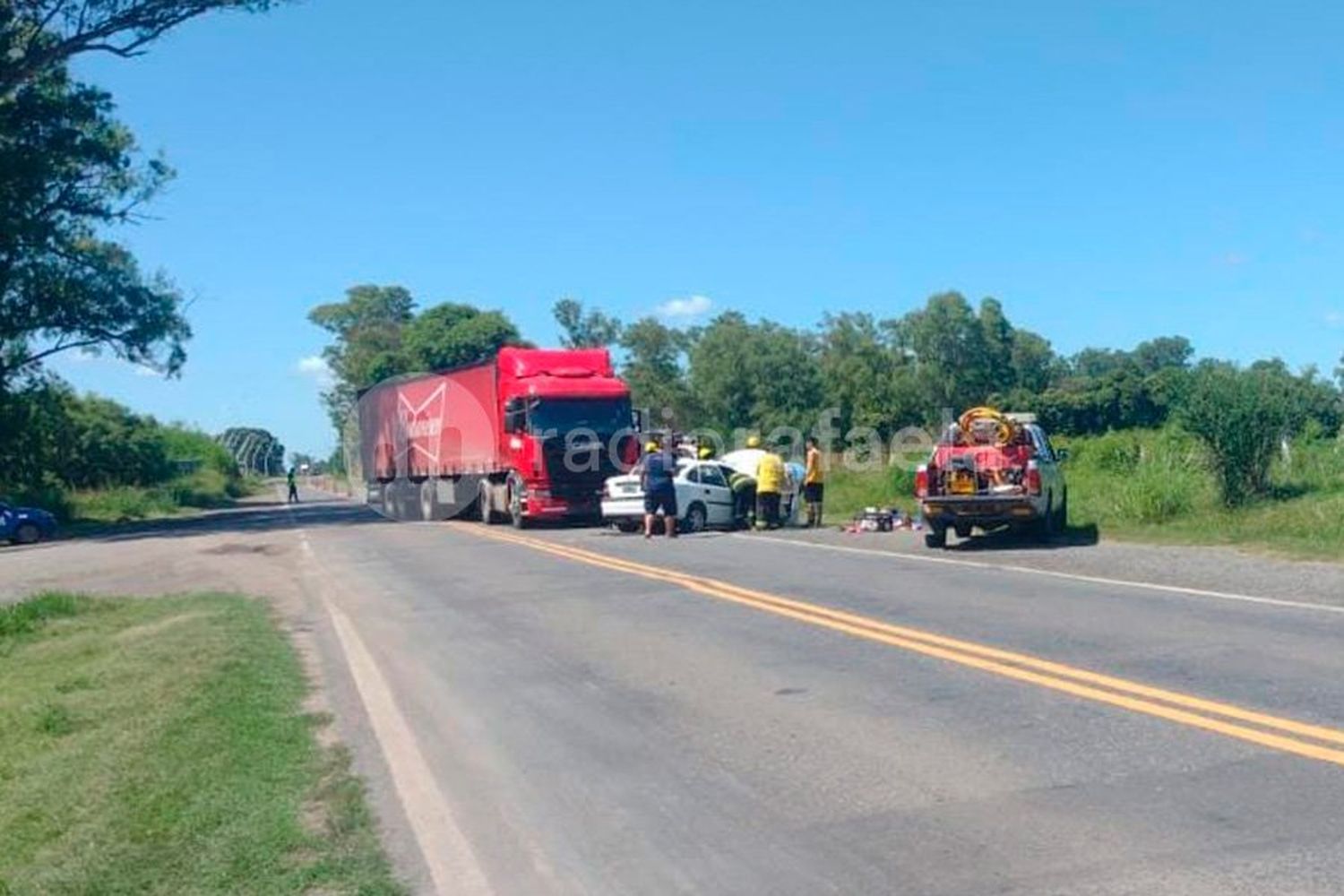 Cuatro personas lesionadas luego de un accidente en la ruta: una tuvo que ser rescatada por bomberos