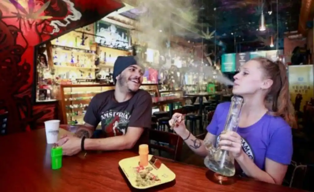 Uruguay evalúa vender marihuana a los turistas este verano