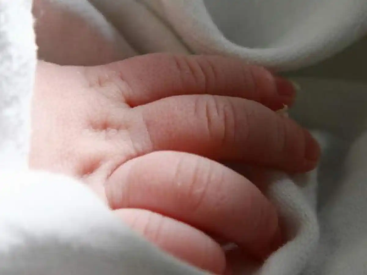 Le pusieron Covid de segundo nombre a un bebé recién nacido