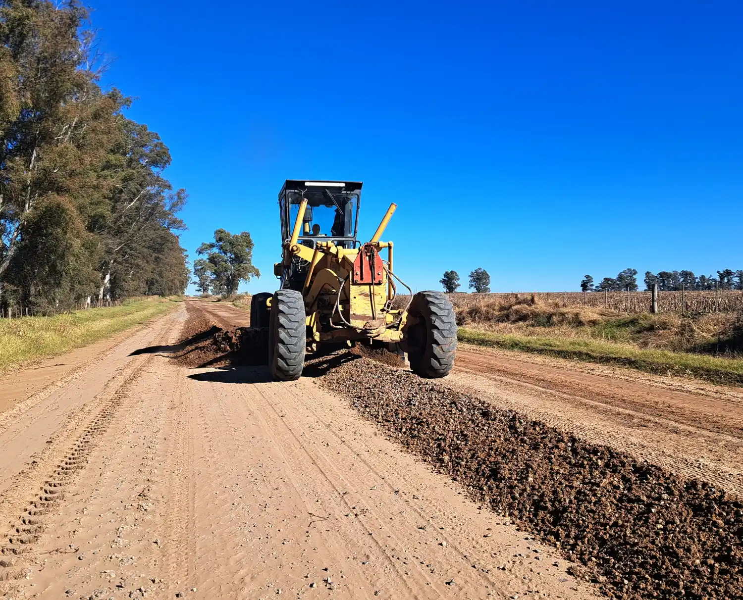 Intenso trabajo en rutas y calles de calzada natural.