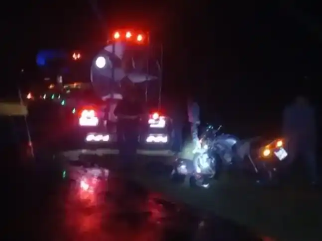 Siniestro vial en Ruta 12: dos motociclistas heridos tras colisionar con un camión bajo la lluvia
