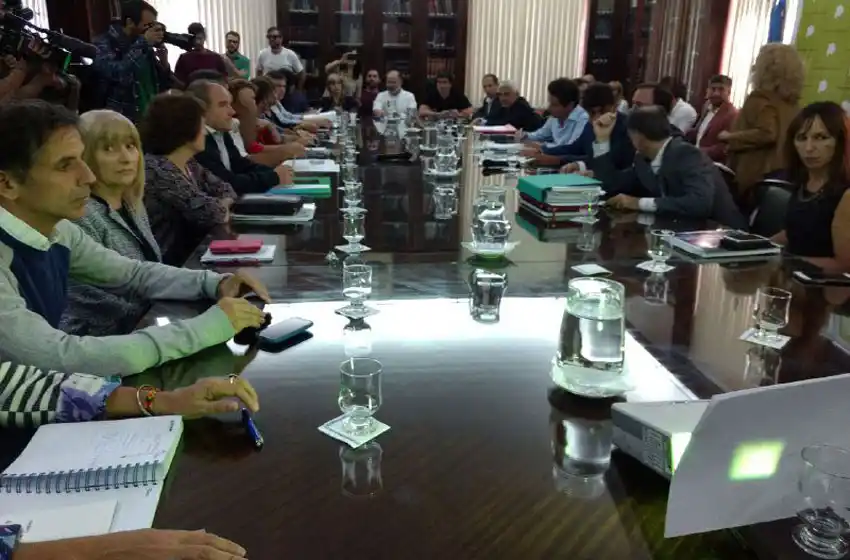 Provincia ofreció a los docentes un bonus de $3000 por capacitación