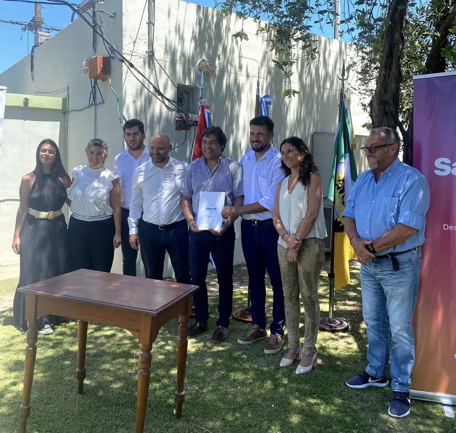 Bustamante y Stramesi sostienen el convenio firmado con el gobierno provincial.