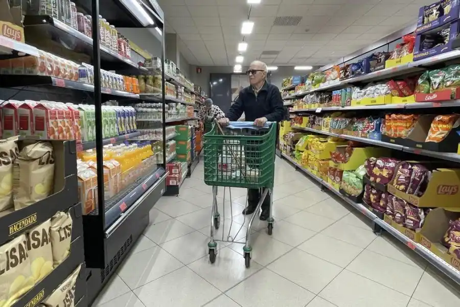 "Saltó" la alarma cuando salía del supermercado y lo obligaron a desvestirse: ahora deben resarcirlo
