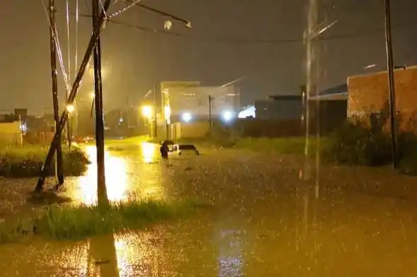 Temporal en Corrientes dejó autos flotando y calles anegadas