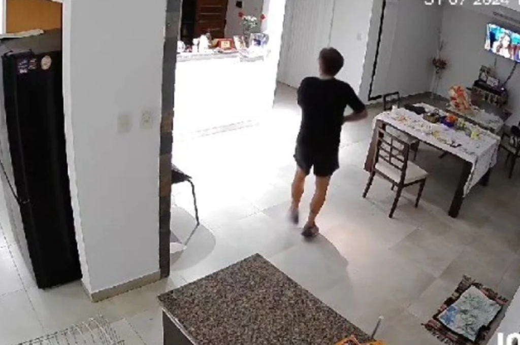 El propietario decidió instalar discretas cámaras de vigilancia en el inmueble.