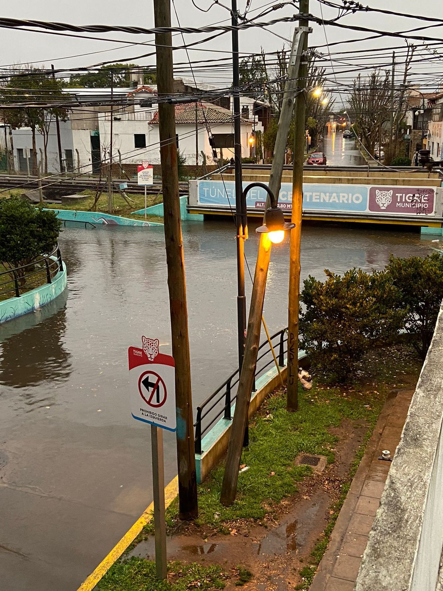 Calles anegadas y túneles inundados a raíz de la fuerte tormenta que azotó a la Zona Norte del Conurbano 