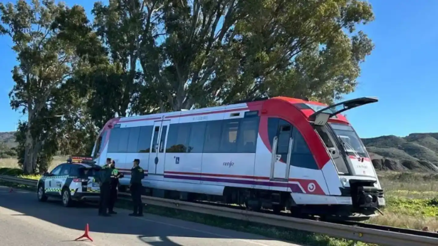España: un tren chocó contra una grúa, dejó seis heridos y reaviva la alarma ferroviaria