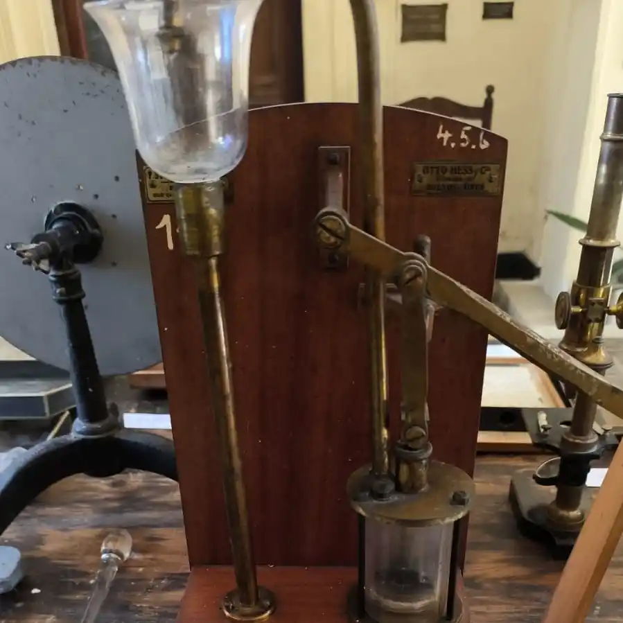 La Escuela Normal inauguró la muestra  “Aquel laboratorio de ayer”