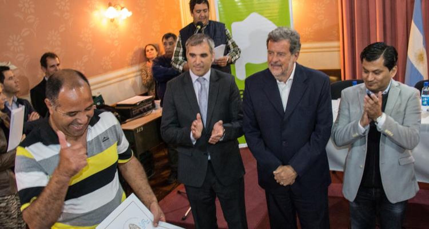 Las viviendas escrituradas deben pagar el impuesto inmobiliario y las tasas