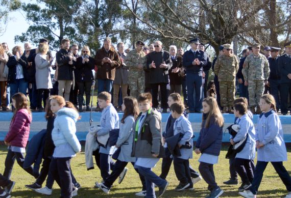 Estudiantes y soldados juraron a la bandera: “Nos reconocemos en una identidad nacional común”