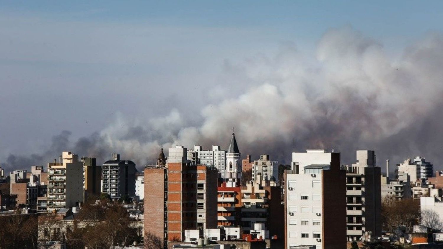 Firmat: el humo de las islas del Paraná llegó a la ciudad