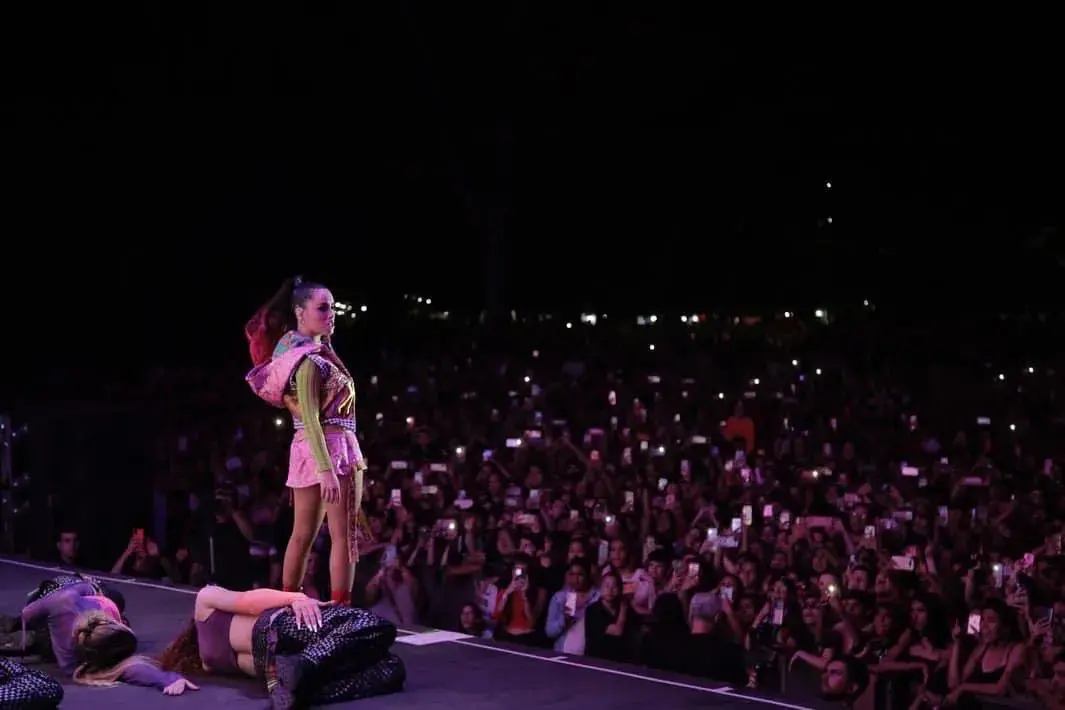 Lali Esposito dio un show para 30 mil personas en Lomas de Zamora: “Gracias a mi ex barrio”