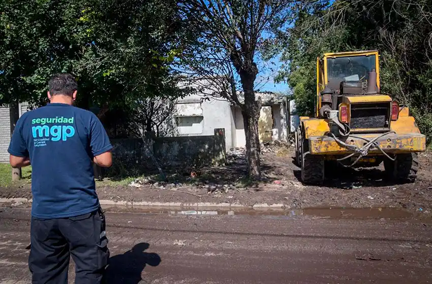 El Municipio derribó una construcción abandonada en el barrio Pampa