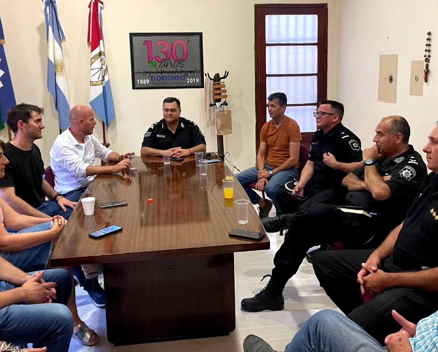 Reunión entre la Comuna de Elortondo autoridades regionales, de Seguridad y policiales.