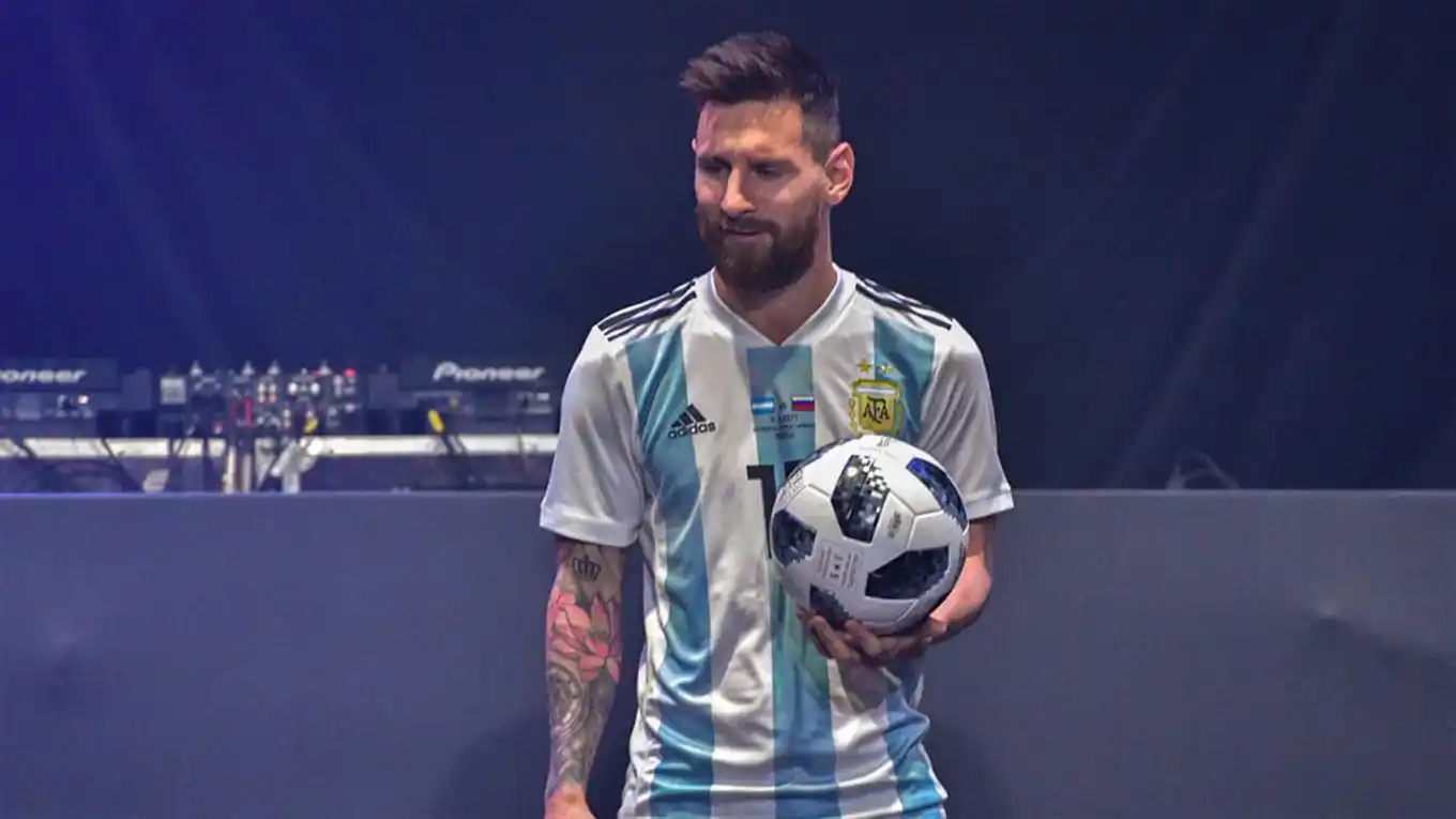 Messi presentó la Telstar 18, la pelota que usarán en Rusia 2018