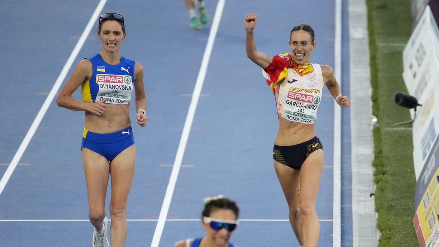 Lyudmila Olyanovska adelanta a Laura García-Caro en la carrera de marcha atlética en el Campeonato Europeo de Atletismo.