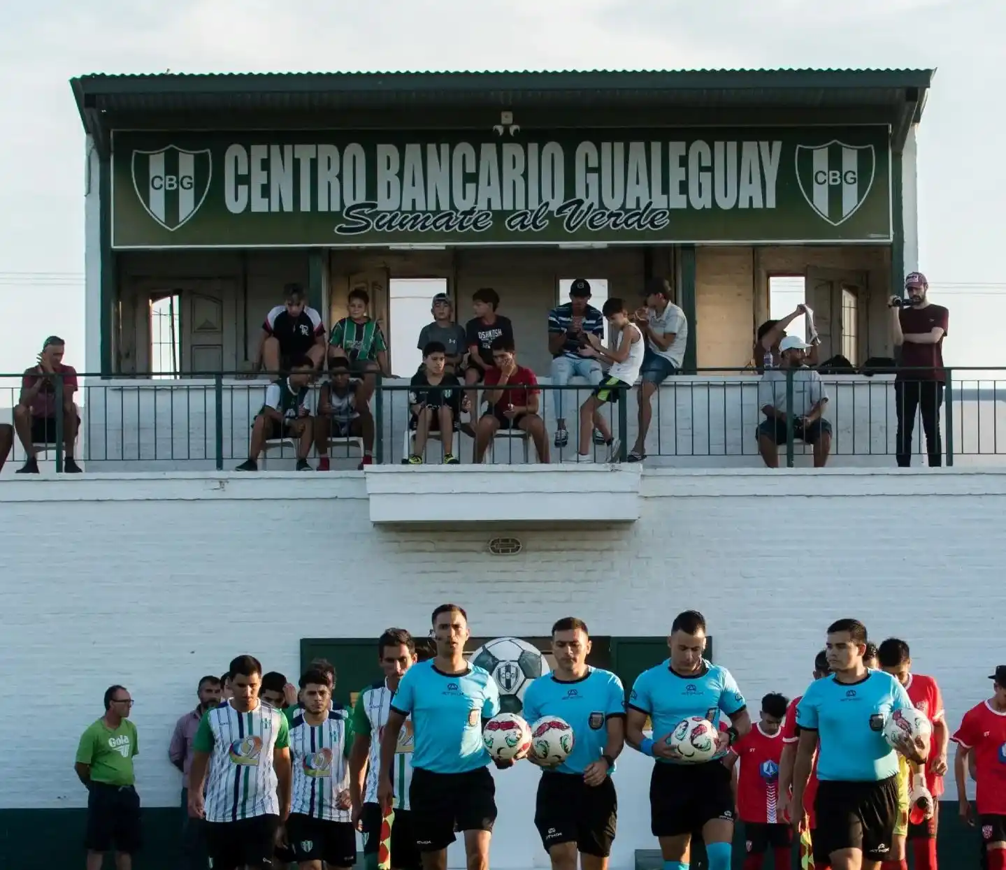 Un funcionario policial increpó y amenazó a un periodista de Urdinarrain en un partido de fútbol