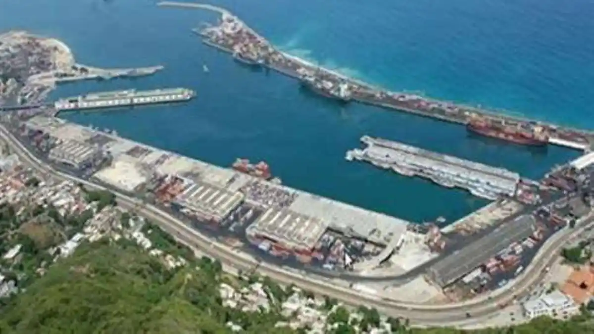 ¡NO SE MUEVE! Denuncian que puerto de La Guaira está inactivo