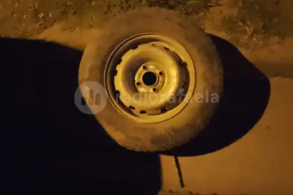 Quiso robar una rueda de auto, no pudo y la dejó tirada en la calle