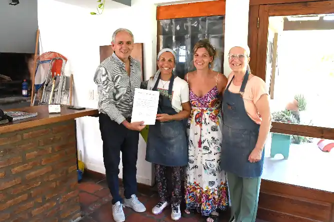 El intendente entregó la renovación de la habilitación a dos cocinas domiciliarias como Unidad Mínima Productiva Alimenticia