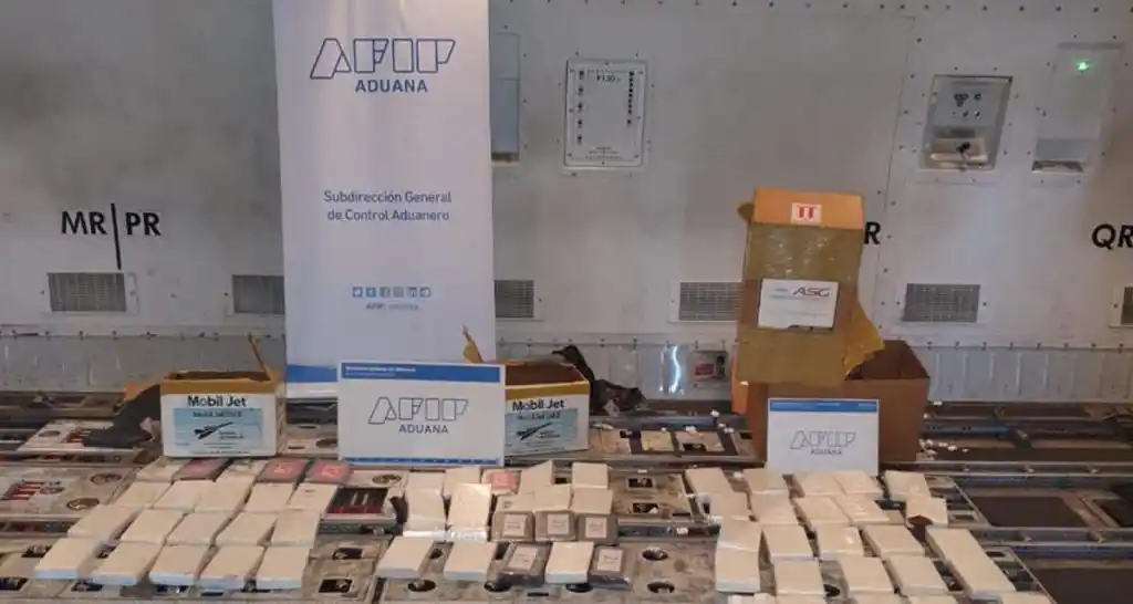 Secuestraron 84 kilos de cocaína ocultos en la bodega de una aeronave en Ezeiza