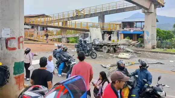 Atentado con carro-bomba en la vía Panamericana de Colombia deja un muerto y cinco heridos este 17Abr