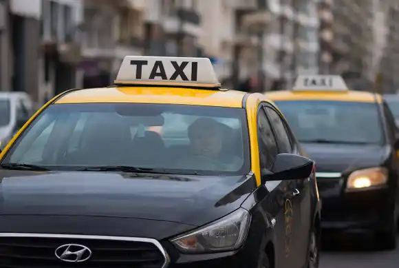 Aumento de taxis: la nueva bajada de bandera será de $2250